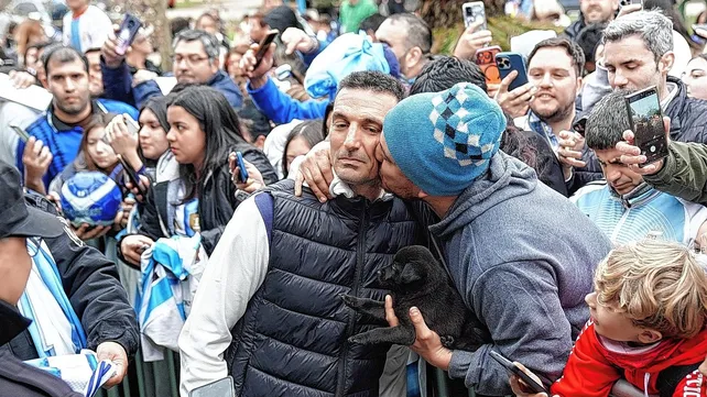 El paso de Lionel Scaloni revolucionó Pujato: miles de fanáticos llegaron al pueblo para verlo y conocer sus raíces