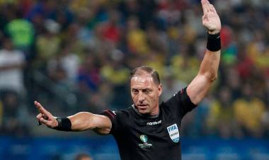 La FIFA analiza cambios en el VAR, el fuera de juego y el tiempo de juego