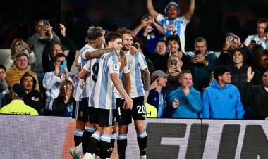 La Selección argentina habla adentro de la cancha: clasificación al Mundial y baile histórico a Brasil