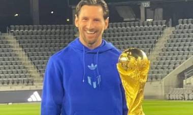 La emotiva reacción de Messi al reencontrarse con la Copa del Mundo