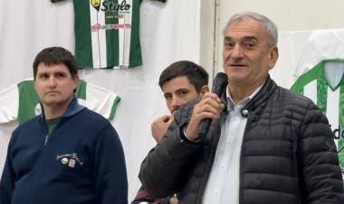 Calvo participó del lanzamiento de la indumentaria del Club Cultural y Deportivo Susana 