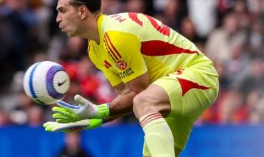 Una atajada del ´Dibu´ Martínez en Aston Villa fue elegida como la mejor de la temporada en la Premier League