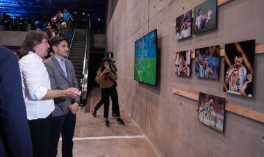 Pullaro participó en Rosario de la inauguración de la muestra de fotos de Messi y lo destacó como ejemplo dentro y fuera de la cancha