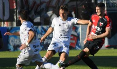 Colón defraudó en Resistencia, cayó ante el peor equipo de la zona y volvieron las dudas