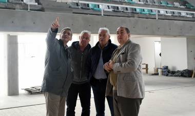 Poletti recorrió los avances del nuevo estadio multipropósito junto a Nery Pumpido