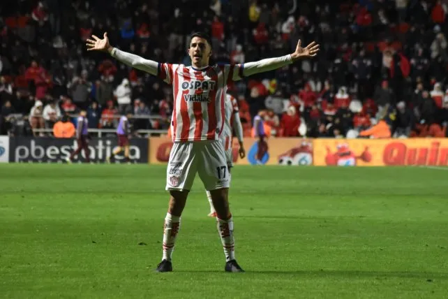 Mosqueira, tras el golazo que hizo estallar al 15 de Abril: "Fue una noche soñada y el viento me ayudó"
