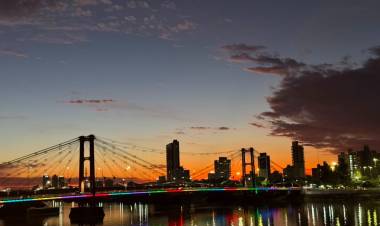 Santa Fe se enciende: con Cantincuénticos y Kapanga la ciudad reinaugura las luces del Puente Colgante y recibe el fuego suramericano