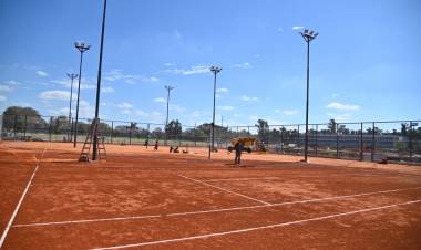 Javkin recorrió las nuevas canchas de tenis del Hipódromo: «Vamos a tener el 100?l óvalo destinado al deporte»