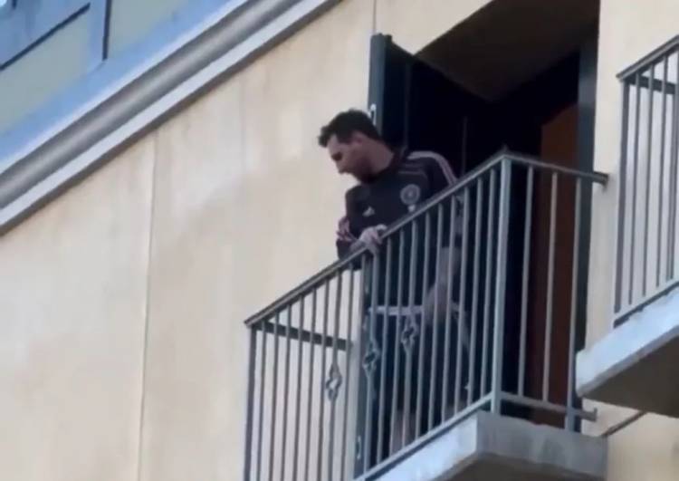 Messi salió al balcón a saludar a los hinchas y generó locura en San José