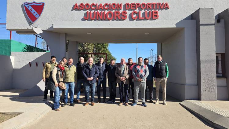 Michlig y González visitaron el Club Juniors de Suardi para contribuir a su fortalecimiento