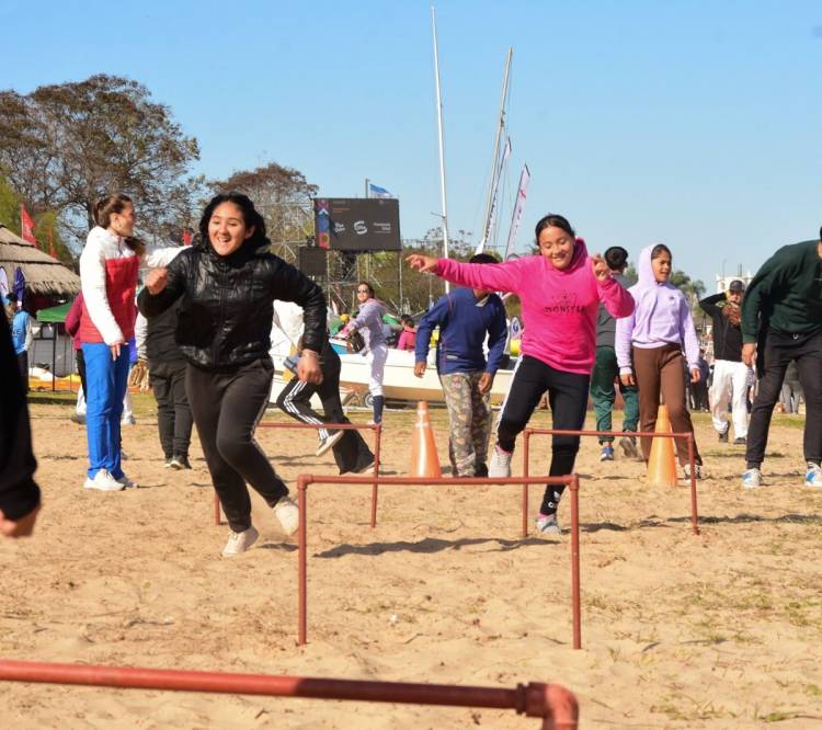 Juegos interactivos, deportes y educación ambiental: escuelas disfrutan del Fan Fest de Jadar 2025