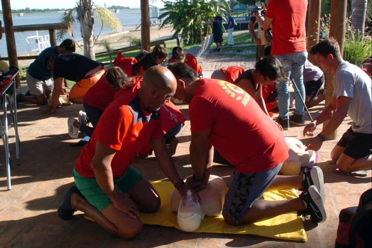 Temporada de playas: guardavidas realizan una capacitación para el uso de desfibriladores y manejo de la vía aérea