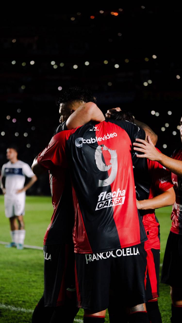 Una noche de reencuentro y desahogo: Colón le sacó el invicto a Los Quemeros