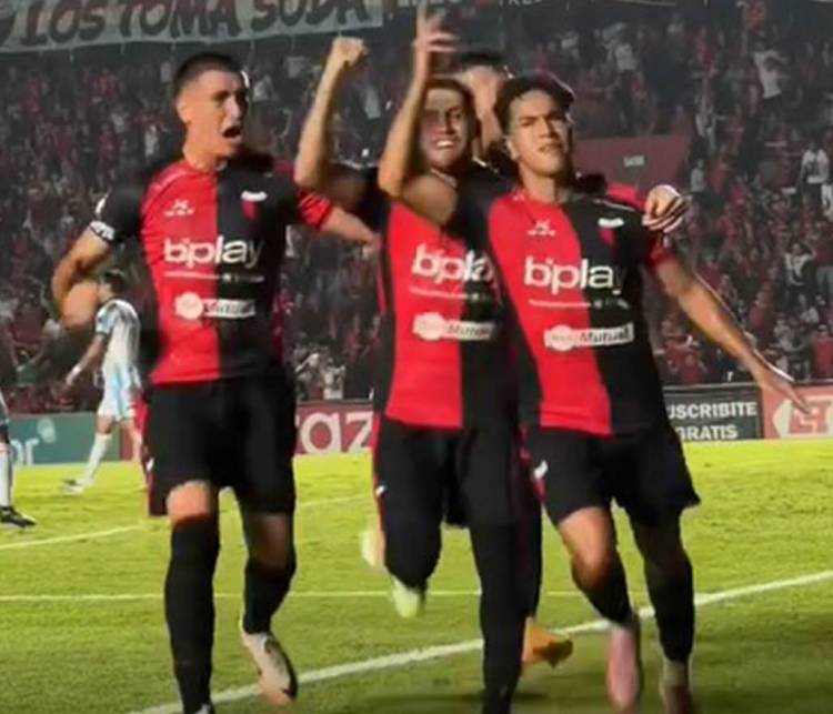 Colón sacó a relucir su chapa de gran candidato ante Racing de Córdoba y sueña en grande