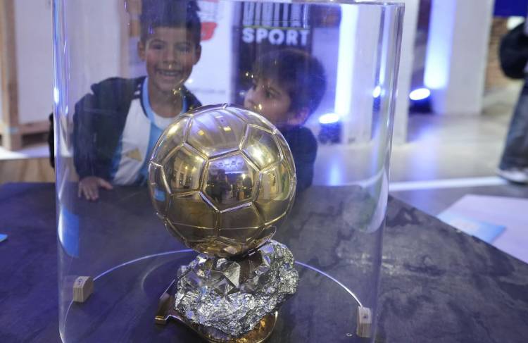 Provincia acerca la historia de Messi a la ciudad de Santa Fe con una muestra inédita de 150 fotografías