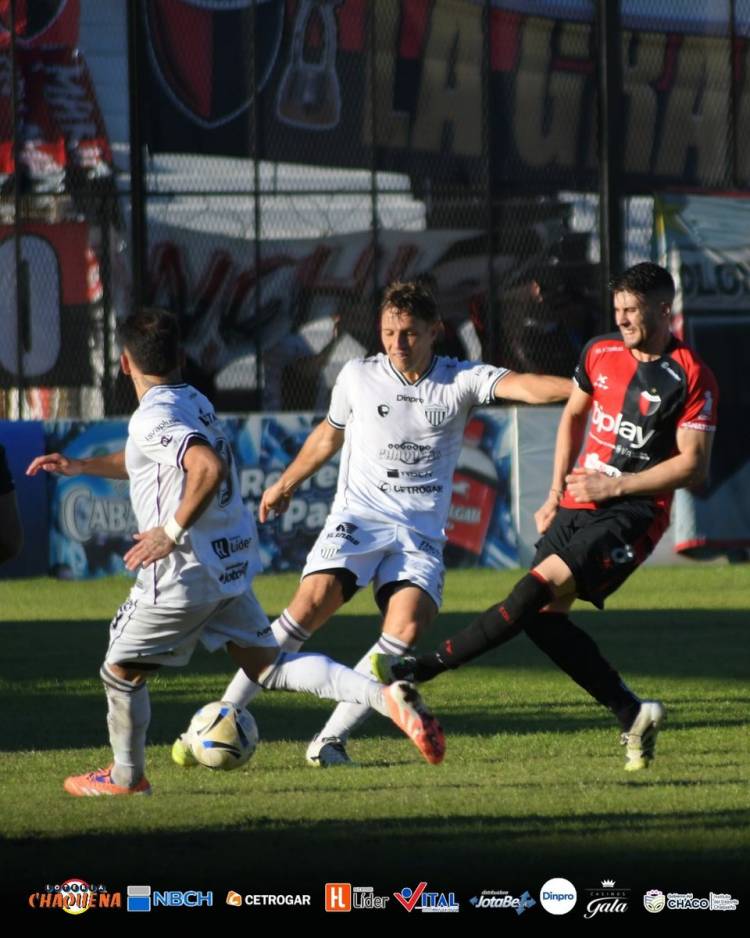Colón defraudó en Resistencia, cayó ante el peor equipo de la zona y volvieron las dudas