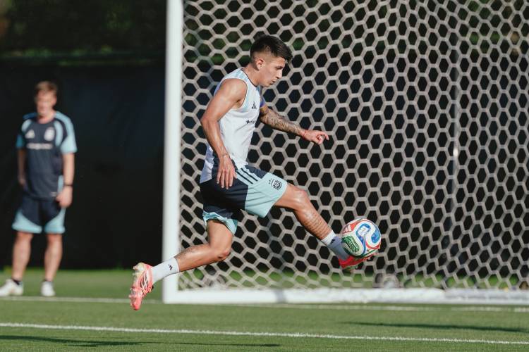 “Vamos a intentar defender el título”: Thiago Almada en la previa de Argentina-Cabo Verde