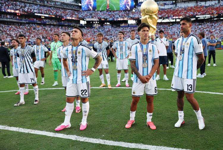 Lisandro Martínez fue homenajeado en su ciudad natal: “Pusimos a Argentina en lo más alto”