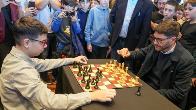 Pullaro recibió al ajedrecista Faustino Oro en Rosario: “Los valores del deporte son los que necesitamos para una sociedad diferente”
