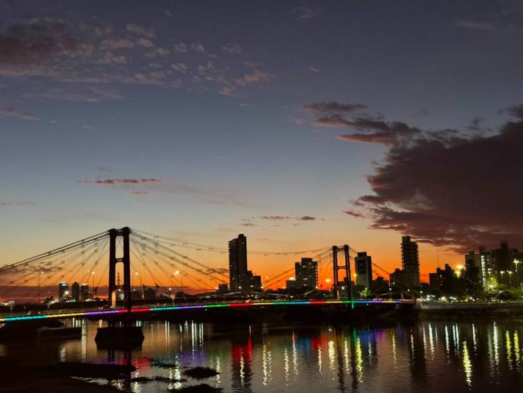 Santa Fe se enciende: con Cantincuénticos y Kapanga la ciudad reinaugura las luces del Puente Colgante y recibe el fuego suramericano