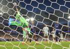 Al igual que en Qatar: el “Dibu” Martínez se tiñó los colores argentinos en la ronda eliminatoria del Mundial