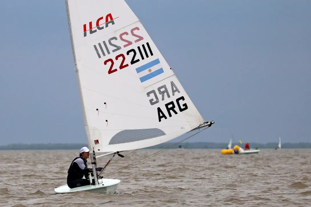 Vela: Lucía Falasca ganó el oro en ILCA 6 y celebró en la Laguna Setúbal