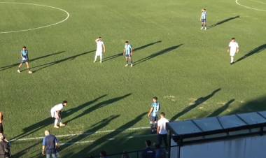 Demora en la Isla Maciel: el partido de Colón estuvo detenido más de 45 minutos