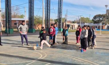 Con pasión, las infancias de Alto Verde alientan a la Selección en la Estación Municipal