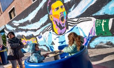 Con un destacado mural de Messi y la Copa del Mundo se inauguró la Plaza de Bolsillo número 100 de la ciudad