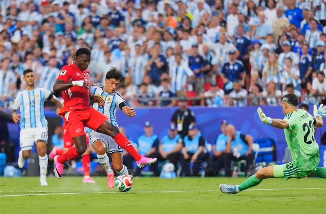 Insólito: Breel Embolo simuló una falta y fue expulsado ante Argentina