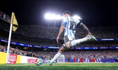 Messi: “Otra vez tocó sufrir, pero este equipo nunca deja de creer”