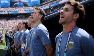 Scaloni hasta las lágrimas: el DT argentino puso en duda su continuidad tras la derrota ante España