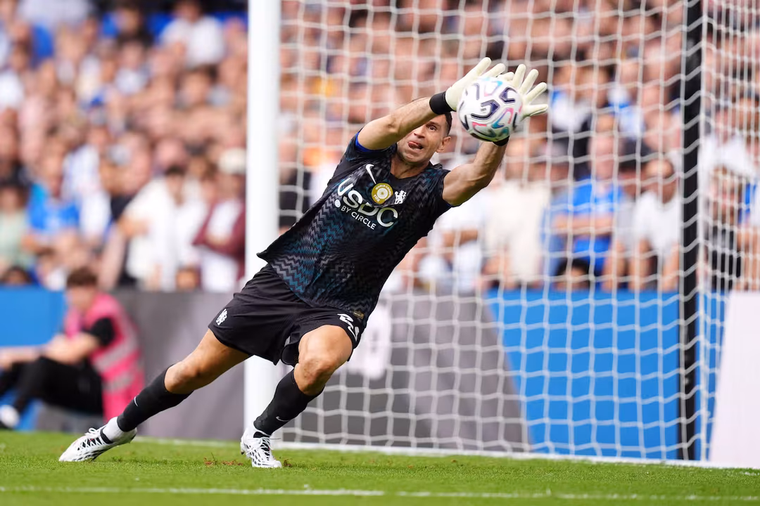 Domingo de locos para el “Dibu” Martínez: fue presentado en el Chelsea, debutó y ganaron 4-3