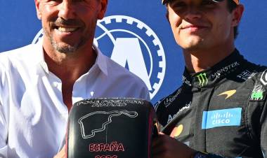 Simeone le entregó el premio por la pole position a Lando Norris en el GP de España