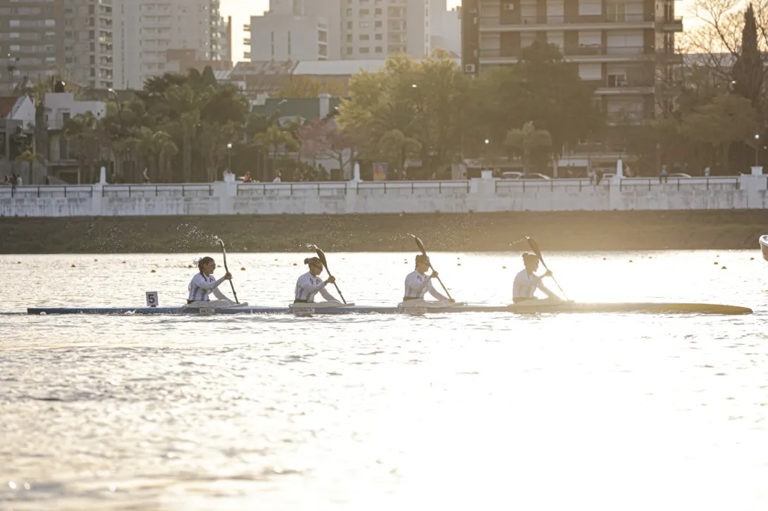 Una medalla dorada impulsada por la amistad: Las Carpinchas celebraron el primer puesto en K4 500m del Canotaje
