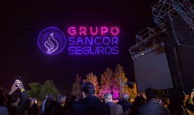 SANCOR SEGUROS celebró sus 80 años con un espectáculo multitudinario y un impactante show de drones en Sunchales