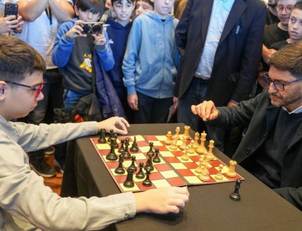 Pullaro recibió al ajedrecista Faustino Oro en Rosario: “Los valores del deporte son los que necesitamos para una sociedad diferente”