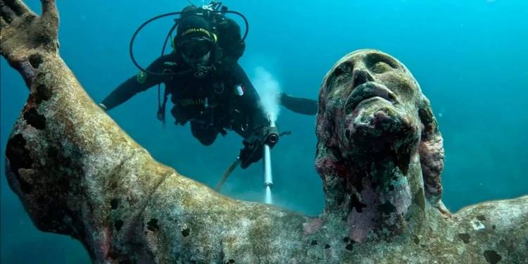 Limpiaron la escultura del Cristo del Abismo a 17 metros bajo el mar en Italia