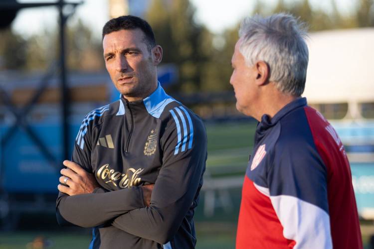 El plantel de Unión recibió la visita de Lionel Scaloni