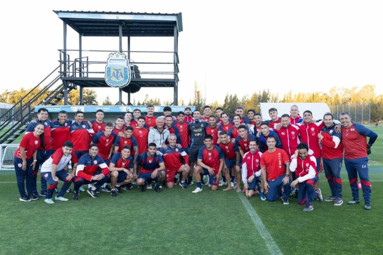 El plantel de Unión recibió la visita de Lionel Scaloni