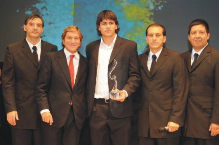 El equipo de Copa Davis que conducen los santafesinos Frana y Schwank se metió en las finales