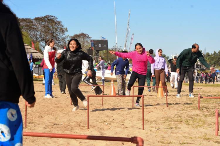 La ciudad impulsa actividades deportivas y recreativas para disfrutar las playas durante el verano