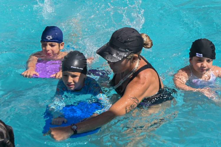 36.000 niños, niñas y adolescentes aprenden a nadar en las Escuelas de Verano de la Provincia