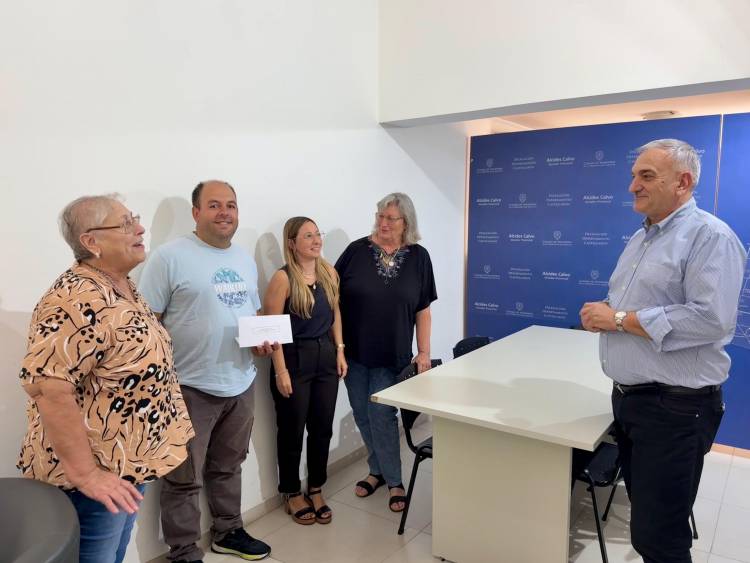 Alcides Calvo con las autoridades de midgets de la localidad de Vila