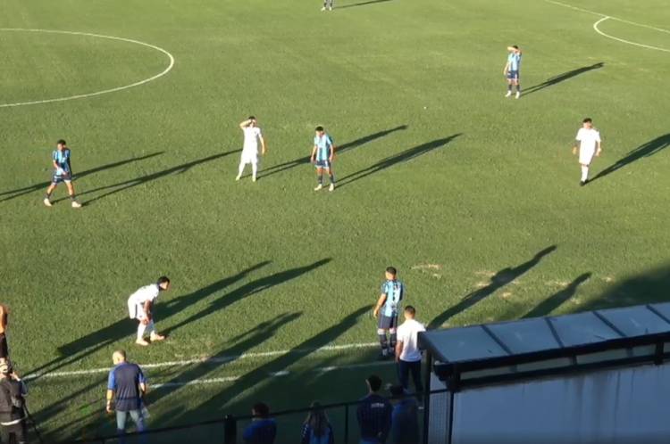 Demora en la Isla Maciel: el partido de Colón estuvo detenido más de 45 minutos