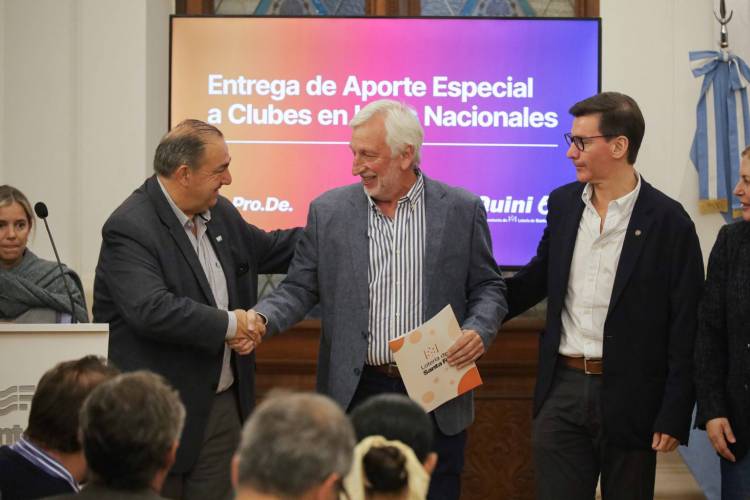 Poletti participó de la entrega de aportes para clubes que compiten a nivel nacional