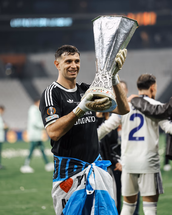 Tras ser campeón en la Europa League, el 'Dibu' Martínez encendió las alarmas en la Selección argentina