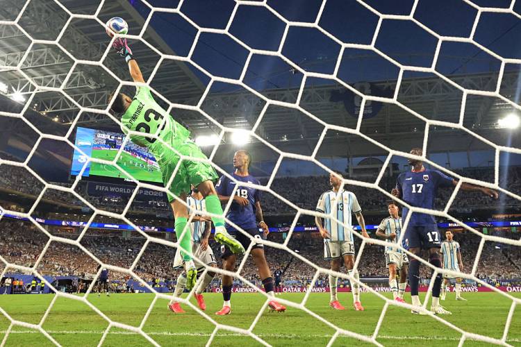 Al igual que en Qatar: el “Dibu” Martínez se tiñó los colores argentinos en la ronda eliminatoria del Mundial