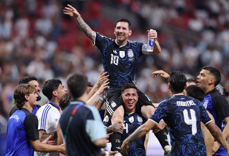 La fuerte editorial uruguaya contra los hinchas celestes que apoyaron a Inglaterra: “Somos un pueblo envidioso”