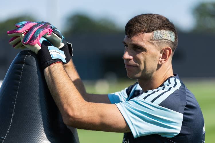 Dibu Martínez: “A veces me agarra llanto solo de pensar en todo lo que vivimos”